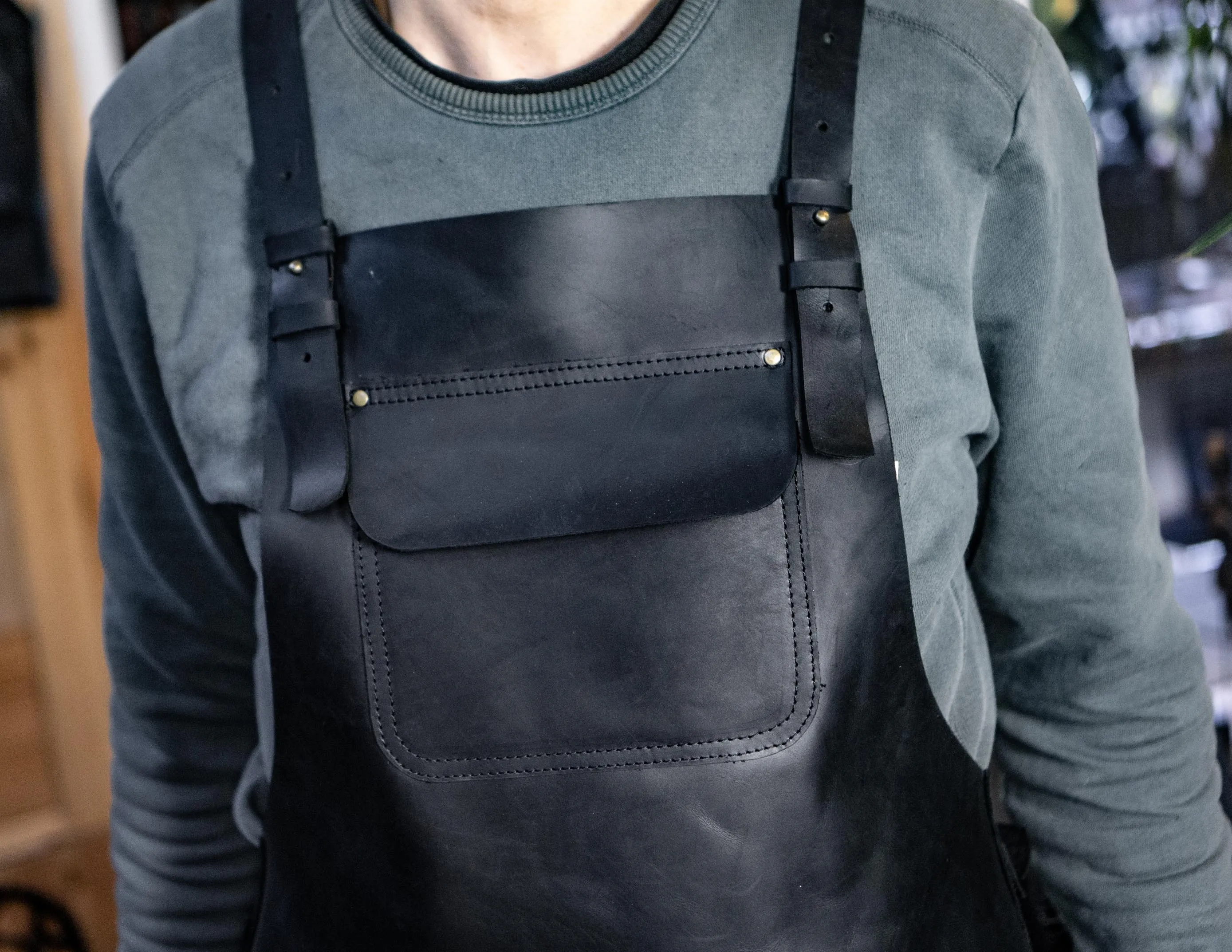 Split leg leather apron. Total black. Extra durable