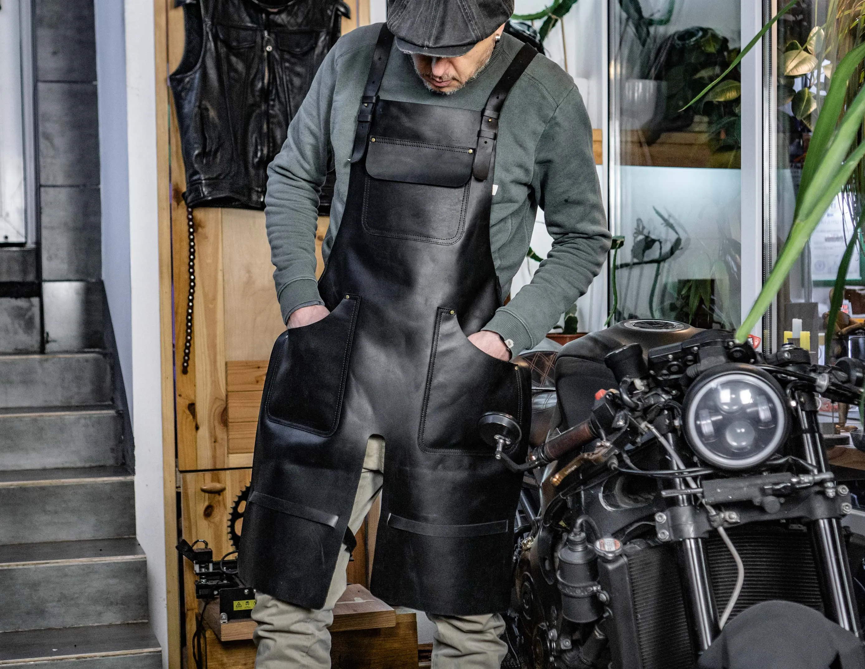 Split leg leather apron. Total black. Extra durable