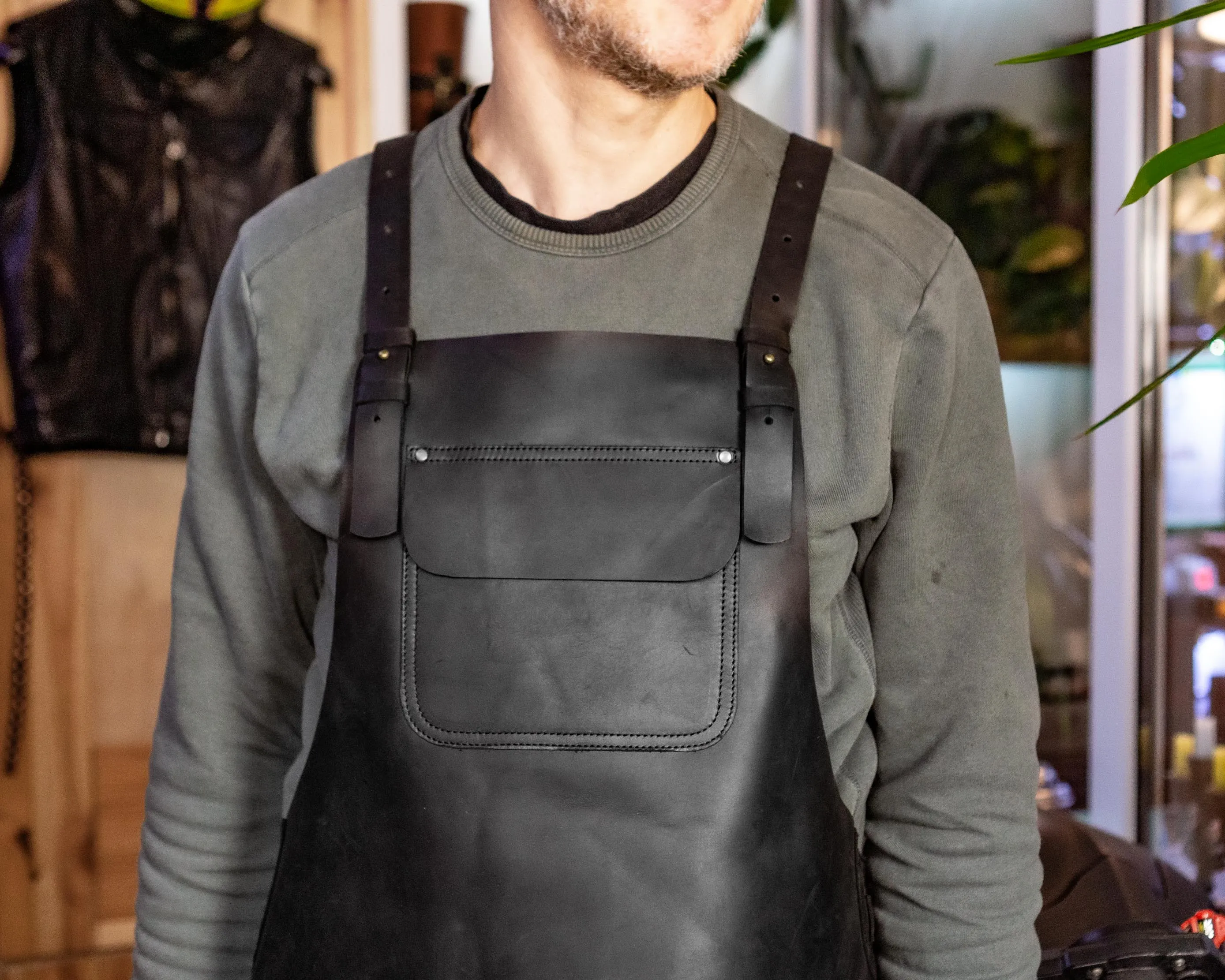 Split leg leather apron. Total black. Extra durable